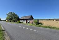 Älteres Wohnhaus mit angebauter Doppelgarage im Freiland