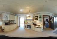 Schmuckes Häuschen mit kleinem Garten und Zufahrt