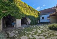Historische ehemalige Schmiede mit 2 Wohneinheiten, Innenhof, Garage & vielseitigen Nebenflächen in Retz
