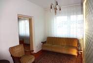 PREISREDUZIERT! Geräumiges Einfamilienhaus am Stadtrand mit Nebengebäude !