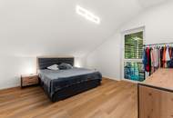 Elegantes Wohnen im Grünen! Neuwertiges Dreifamilienhaus in erhöhter Ruhelage