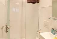 Neuwertige 4-Zimmer-Premiumwohnung möbliert mit 2 Bädern, Eigengarten & 2 Stellplätzen.