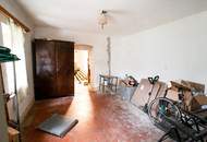 Renovierungsbedürftiges Haus mit Blick auf die Donau