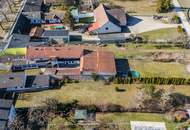 Charmantes Bauernhaus mit großem Grundstück, langgezogenem Hof, 2 Wohnungen und einem Swimmingpool