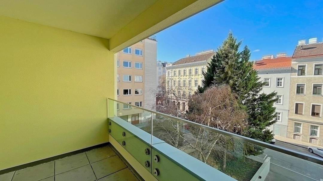 sonnige und helle 2-Zimmer Wohnung mit Loggia!