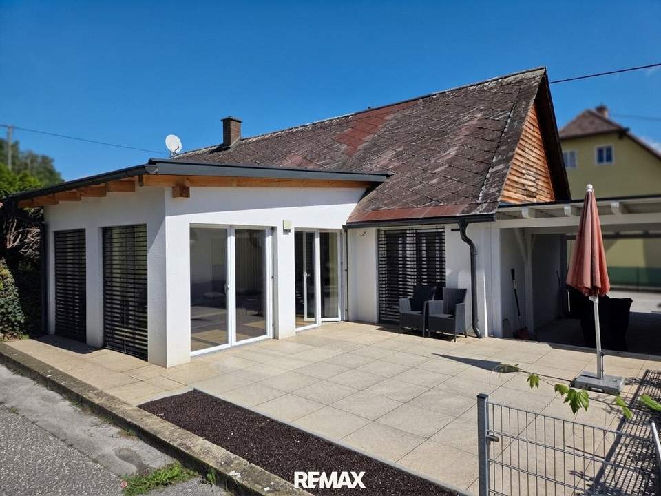 Kernsaniertes, modernes Haus mit kompakter Wohnfläche und großzügiger Terrasse