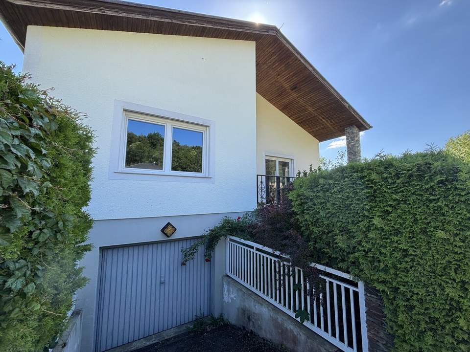 Charmantes 4 Zimmer-Einfamilienhaus mit Garten, Balkon & Garagen