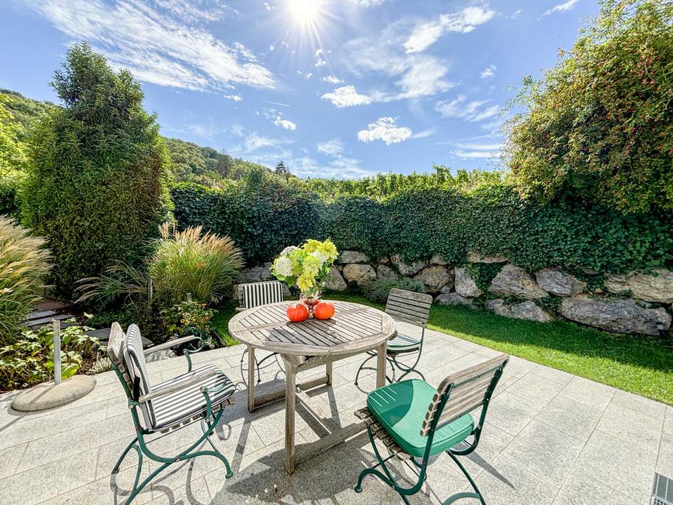 Kahlenbergerdorf: Bezaubernde Garten-Terrassen-Wohnung im historischen Ambiente