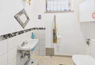 Haus mit 2 Wohneinheiten und ausgebautem Dachgeschoss in Blumau-Neurisshof, Bezirk Baden