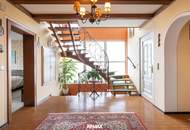 Stilvolles Ein- Zweifamilienhaus mit Doppelgarage und großen Garten