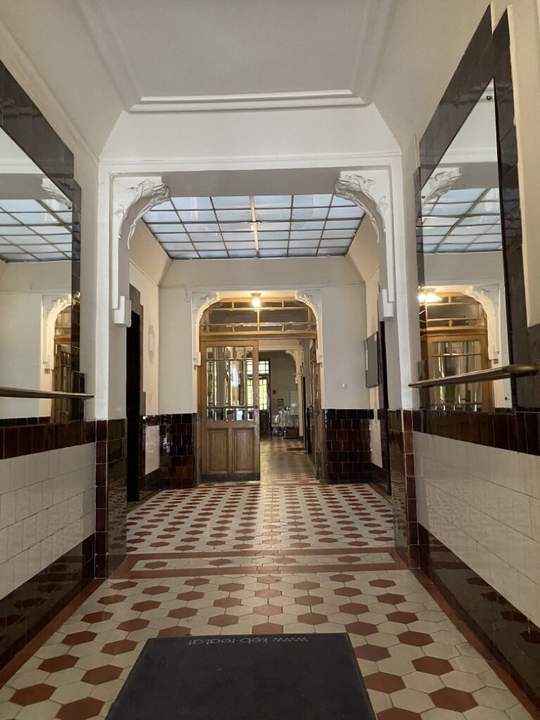 Klassische, sanierte 3 1/2 Zimmer Altbauwohnung Nähe Rochusmarkt!