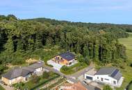 Elegantes Wohnen im Grünen! Neuwertiges Dreifamilienhaus in erhöhter Ruhelage