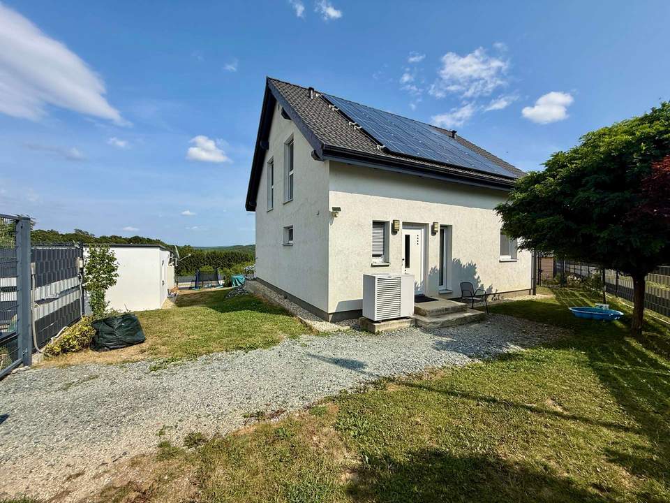 Modernes Wohnen im Grünen: Holzriegel-Einfamilienhaus mit Einliegerwohnung &amp; Traumblick auf 1.800m²