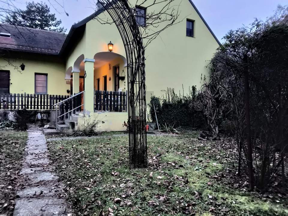 CHARMANTES EINFAMILIENHAUS MIT NEBENGEBÄUDEN, GARAGE &amp; GARTEN IN GUT GEPFLEGTEM ZUSTAND