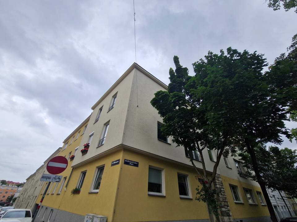 AUSGEZEICHNET GELEGENE, RENOVIERUNGSBEDÜRFTIGE EIGENTUMSWOHNUNG IN BEGEHRTER WOHNLAGE AM BISCHOF-FABER-PLATZ MIT HERRLICHEM BALKON UND GRÜNBLICK