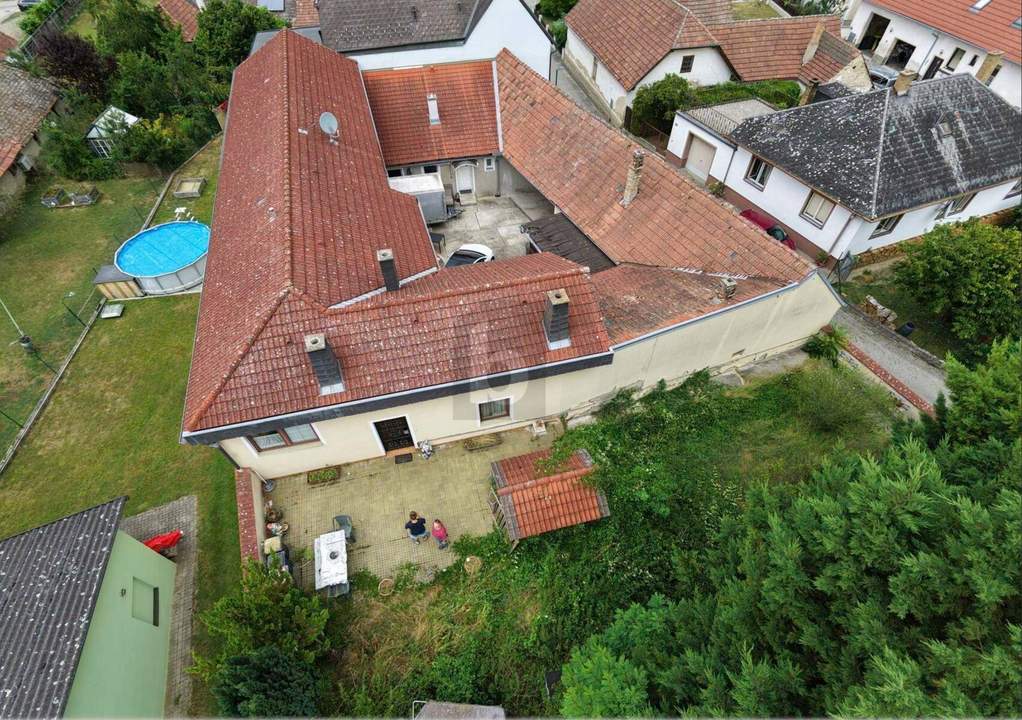 ZUHAUSE MIT MÖGLICHKEITEN: GROßZÜGIGES MEHRFAMILIENHAUS