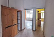 Sanierungsbedürftige Drei-Zimmer-Wohnung direkt an der U3