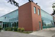 Modernes Bürohaus mit viel Glas in sehr gutem Zustand, teilklimatisiert, rd. 60 Räume und ca. 45 Stellplätze - nahe Autobahnknoten Vösendorf und Wiener Stadtgrenze