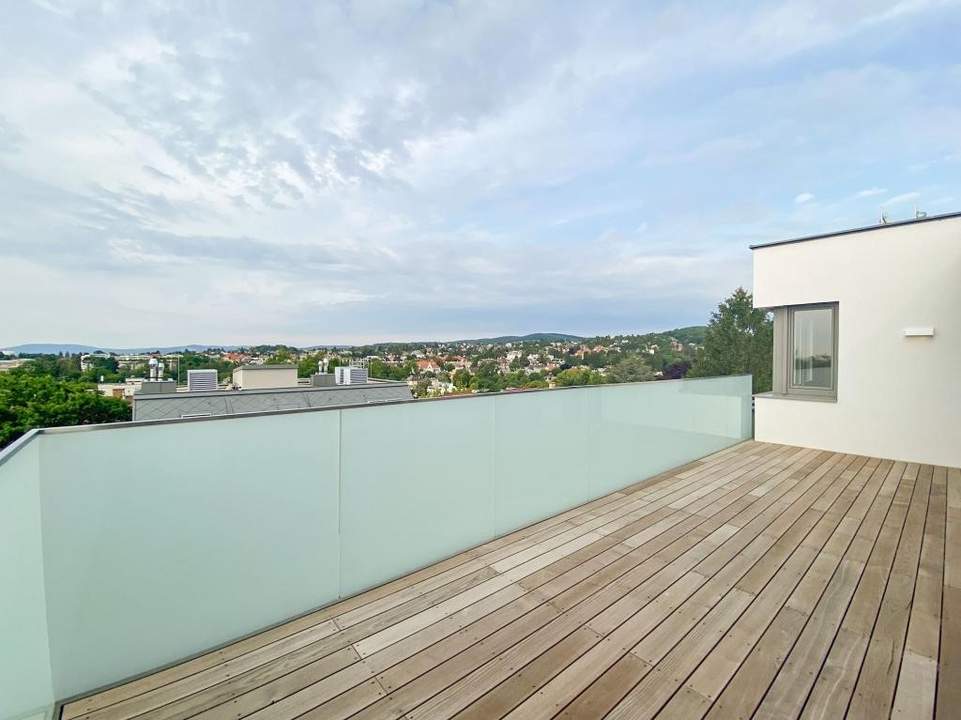 Exklusives Penthouse mit Terrasse, Weitblick &amp; Tiefgarage // Exclusive Penthouse with Terrace, Panoramic Views &amp; Underground Parking //