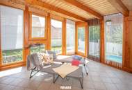 Naturnah wohnen mit vielfältigen Nutzungsmöglichkeiten – charmantes Holzblockhaus mit Wintergarten und Sauna in Stratzing