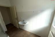 Herrlich sanierte Erdgeschosswohnung mit moderner Wohnküche, stilvollem Badezimmer und Grünblick - in ruhiger Siedlungslage mit ausgezeichneter Infrastruktur, ideal für kleine Familien!