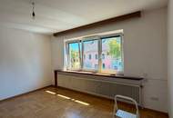 Stadthaus mit Geschäftsräumen, Wohneinheit, Garage und Stellplätzen – für Eigennutzer und Anleger