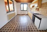 Großes Eckgrundstück mit renovierungsbedürftigem Haus!