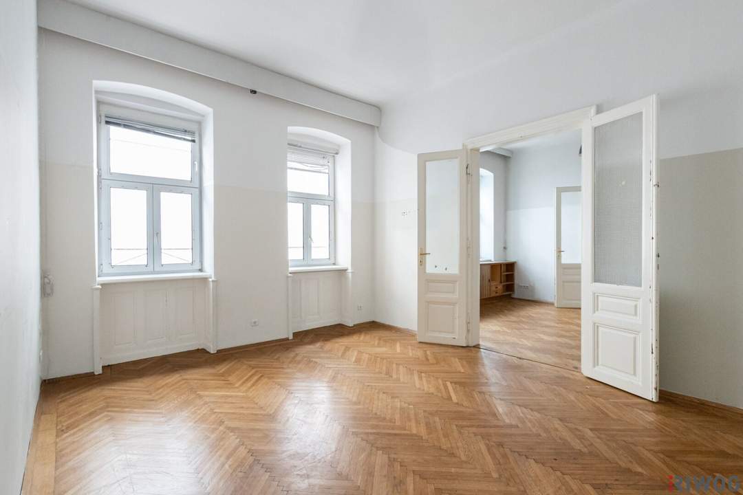 Große Familienwohnung // 6 Zimmer // Balkon möglich // Sanierungsbedürftig