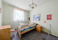 Renovierungsbedürftige Liegenschaft mit zwei Wohneinheiten, Nebengebäuden &amp; Garage!