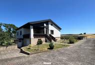 *ORTSRANDLAGE:* Wohnhaus mit sehr schönem, ebenen Garten und großzügigem Grundstück.