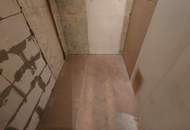 URBAN-LORITZ-PLATZ: Sanierungsbedürftige 3-Zimmer-Altbauwohnung mit Balkon