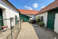 Sanierungsbedürftiges Bauernhaus, mit alten Stallungen und einem offenen Stadl, am Dorfplatz!
