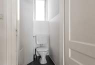 Komplett hofseitg ausgerichtete Stilaltbauwohnung im Jugendstiljuwel Schottenfelder Hof | Blick in den grünen Innenhof | Ideal auch zur WG-Nutzung