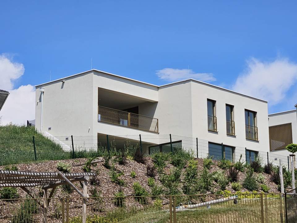Modernes, energieeffizientes Wohnhaus in Siedlungslage im Zentrum