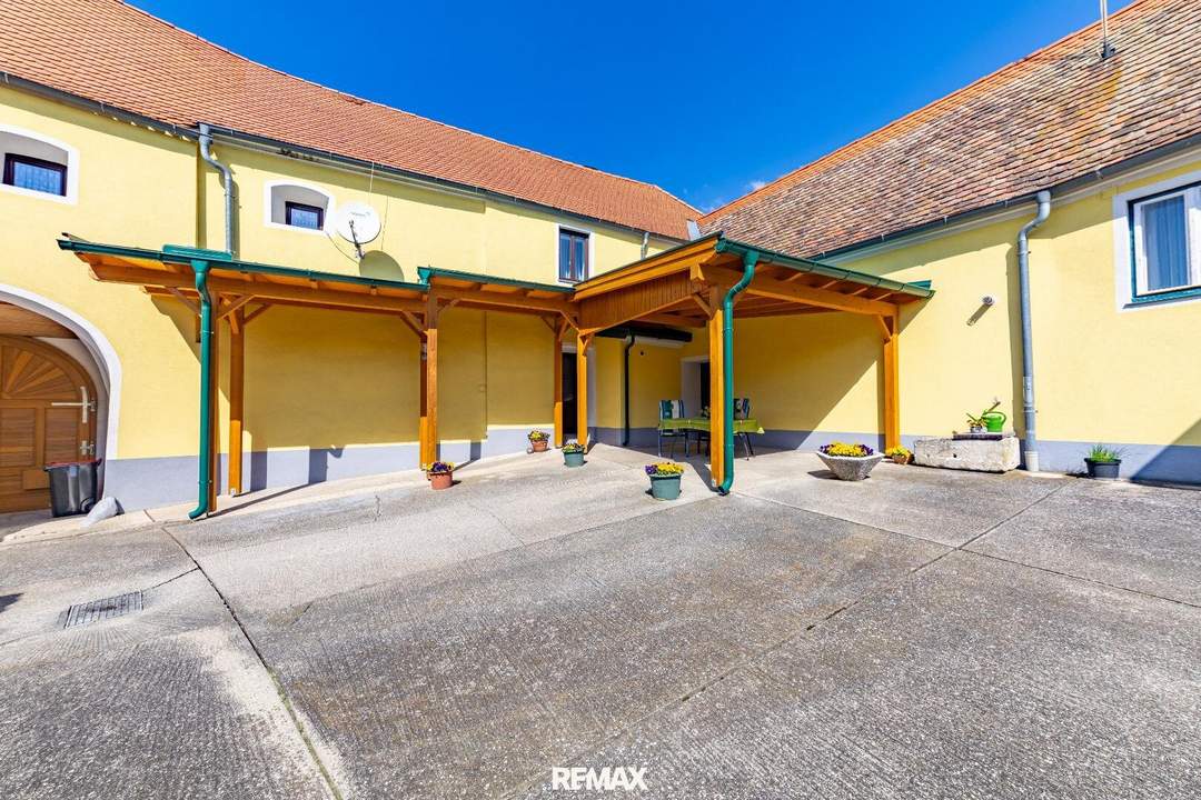 WOHNEN UND ARBEITEN UNTER EINEM DACH mit Gästehaus, Hallen und uneinsehbarem Innenhof in Obernalb!