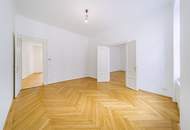 4-Zimmer-Altbauwohnung mit Balkon und Fischgrätparkett in ruhiger Innenhoflage