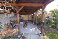 Schmuckes Häuschen mit kleinem Garten und Zufahrt