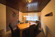 Charmantes Zweifamilienhaus mit idyllischem Naturpool