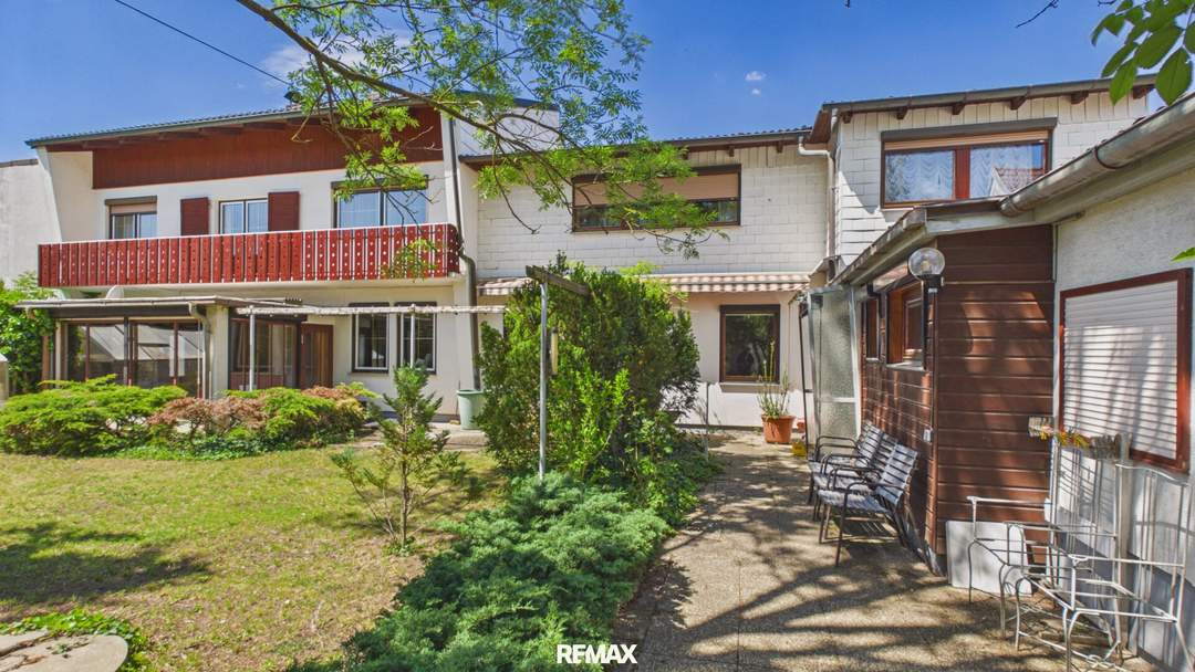 Großzügiges Ein- bzw. Zweifamilienhaus mit Wintergarten, Doppelgarage & Ausbaupotenzial