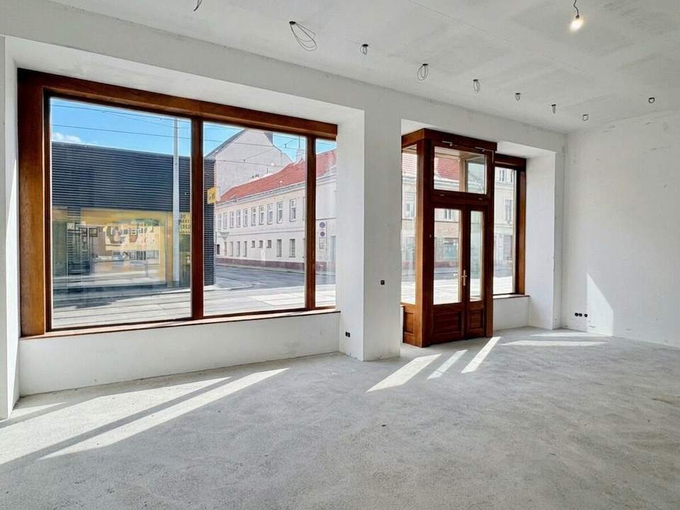 ELEGANTES GESCHÄFTSLOKAL MIT WUNDERSCHÖNEM PORTAL IN REPRÄSENTATIVEM ALTBAU