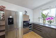 Neuwertige Eigentumswohnung mit Eigengarten sowie eine private Dachterrasse und zwei Garagenparkplätze.