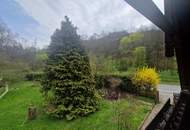 LIEBEVOLLES WOHNJUWEL MIT PARKÄHNLICHEM GARTEN IN TRAUMHAFTER WALDRANDLAGE MIT HERRLICHEM AUSBLICK UNWEIT VOM STAUSEE KRONSEGG