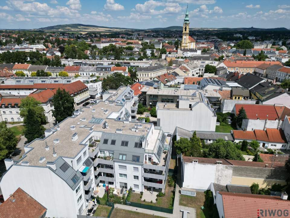 Privatsphäre in Zentrumslage | lichtdurchflutetes Dachgeschoss | 37m² Terrasse mit herrlichem Weitblick über die Donau und ins Weinviertel | Heizen & Kühlen mit eigener Luftwärmepumpe | 2 Tiefgaragenplätze