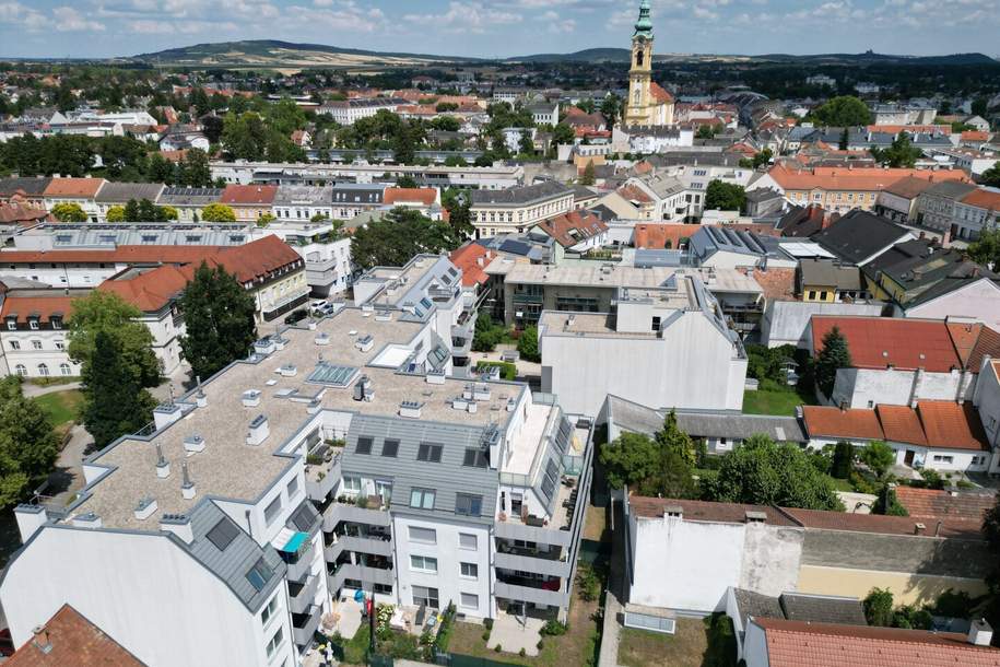 Privatsphäre in Zentrumslage | lichtdurchflutetes Dachgeschoss | 37m² Terrasse mit herrlichem Weitblick über die Donau und ins Weinviertel | Heizen & Kühlen mit eigener Luftwärmepumpe | 2 Tiefgaragenplätze, Wohnung-kauf, 796.000,€, 2000 Korneuburg