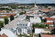 Privatsphäre in Zentrumslage | lichtdurchflutetes Dachgeschoss | 37m² Terrasse mit herrlichem Weitblick über die Donau und ins Weinviertel | Heizen & Kühlen mit eigener Luftwärmepumpe | 2 Tiefgaragenplätze