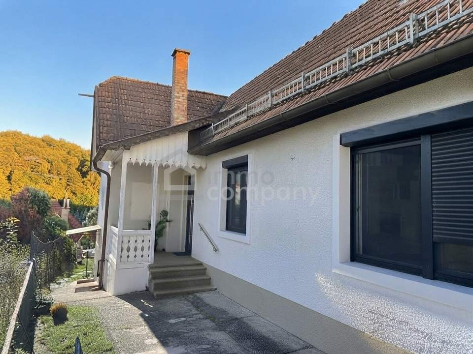 Umfassend saniertes Wohnhaus auf ca. 1.190 m² Grund mit XXL-Garten, Keller, Garagen, Ausbaupotenzial & ablösefreier Möblierung
