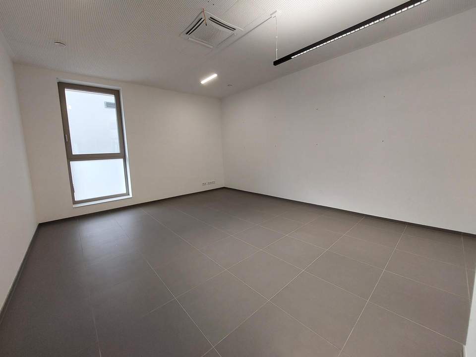 Praxis, Büro oder Geschäftsräumlichkeit im Erdgeschoss inkl. 1 TG Parkplatz - Top 5