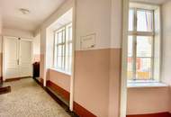 SANIERUNGSBEDÜRFTIGE HELLE WOHNUNG IM KLASSISCHEN ALTBAU