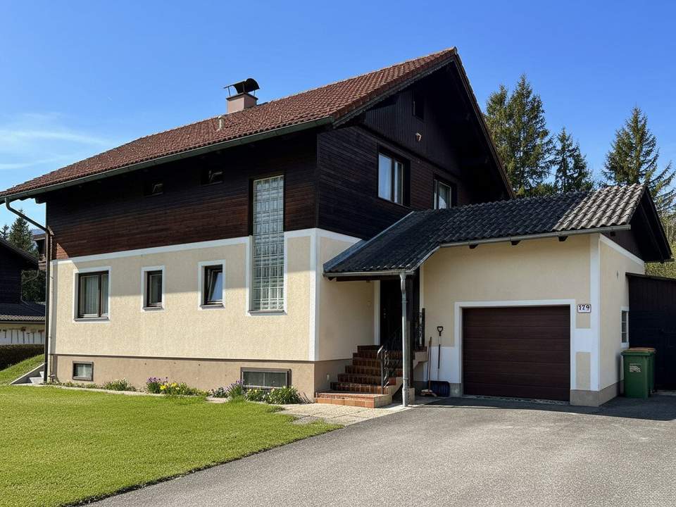 Ruhig gelegenes Einfamilienhaus mit Garage und Nebengebäuden