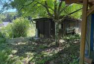 Grundstück mit Hütte und kleinem Teich